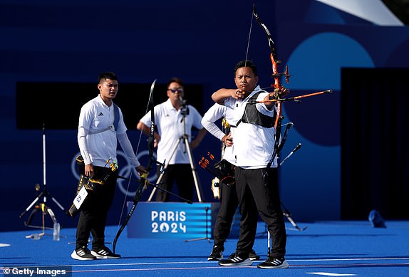 PARIS, FRANCE - JULY 29: Chih-Chun Tang of Team Chinese Taipei prepares to take a shot during the Men's Team 1/8 Elimination match between Team Chinese Taipei and Team Great Britain on day three of the Olympic Games Paris 2024 at Esplanade Des Invalides on July 29, 2024 in Paris, France. (Photo by Julian Finney/Getty Images)