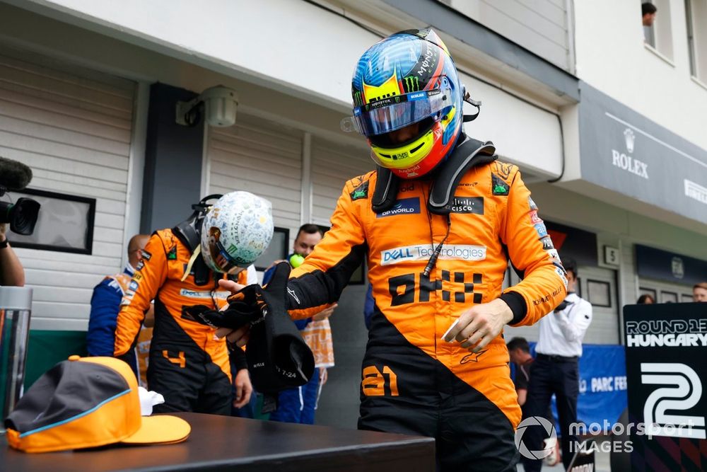 Oscar Piastri, McLaren F1 Team, pole man Lando Norris, McLaren F1 Team, in Parc Ferme