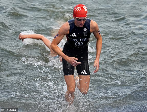 Paris 2024 Olympics - Triathlon - Women's Individual - Beth Potter of Britain in action. REUTERS/Aleksandra Szmigiel