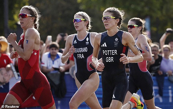 Beth Potter of Britain and Julie Derron of Switzerland competing.