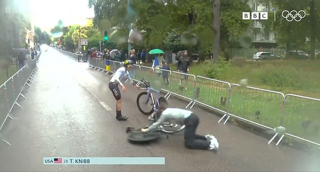 Her mechanic also lost control and fell onto the road while hurrying to provide a new bike for her.