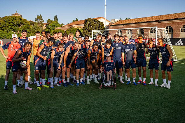 Alex poses for a picture with the whole squad and manager Erik ten Hag on the training field