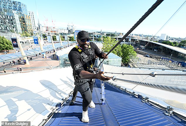 Chisora takes a chance to climb one of the city's famous landmarks