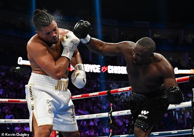 Chisora lands a powerful shot to the side of Joyce's head, gaining the upper hand