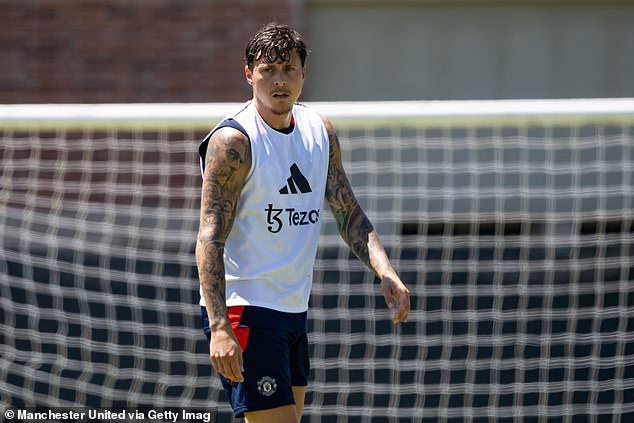 Victor Lindelof resumed training with the rest of the squad in Los Angeles on Sunday