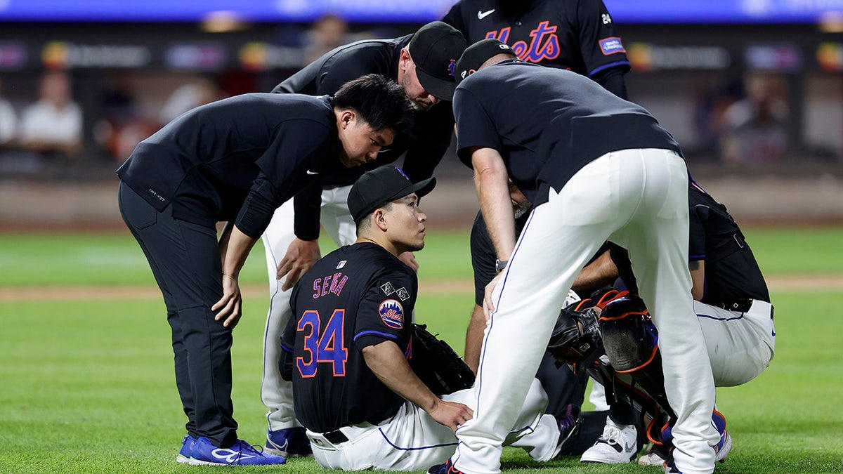 Kodai Senga surrounded by Mets