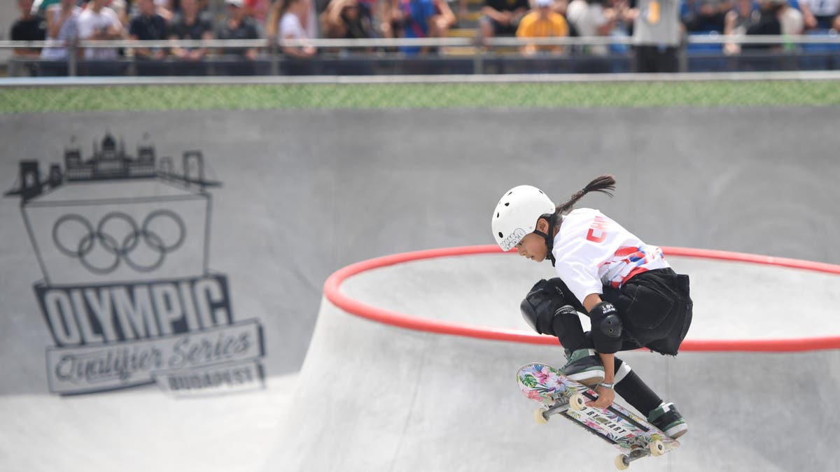 Zheng Haohao skateboarding