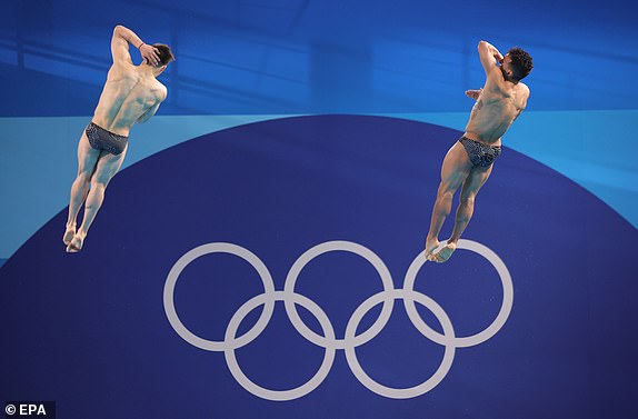 epa11517996 Osmar Olvera Ibarra and Juan Manuel Celaya Hernandez of Mexico compete in the Men's Synchronised 3m springboard final of the Diving competitions in the Paris 2024 Olympic Games, at the Paris Aquatics Centre in Saint Denis, France, 02 August 2024  EPA/TERESA SUAREZ