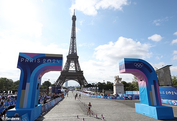 Paris 2024 Olympics - Athletics - Marathon Race Walk Relay Mixed - Trocadero, Paris, France - August 07, 2024. Spectators view the race with the Eiffel Tower in view. REUTERS/Isabel Infantes