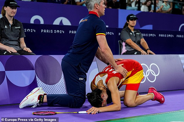 Spaniard sobbed uncontrollably as she was forced to bow out, having tried to continue with her knee heavily strapped