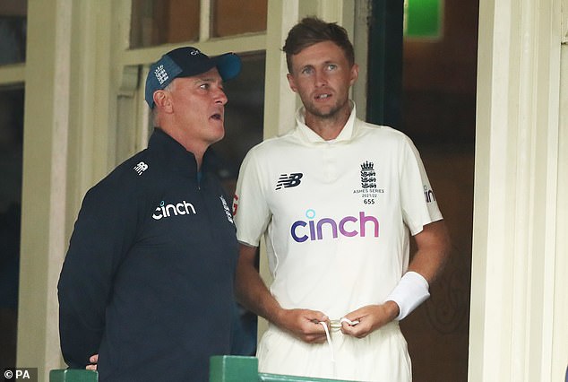 England's Joe Root (right) talks with Thorpe during the Ashes in Sydney on January 9, 2022