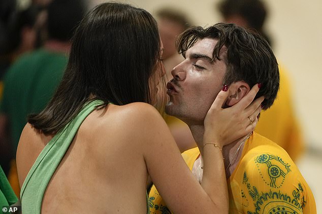 Aussie cycling hero Conor Leahy shared a kiss with his glamorous girlfriend in Paris