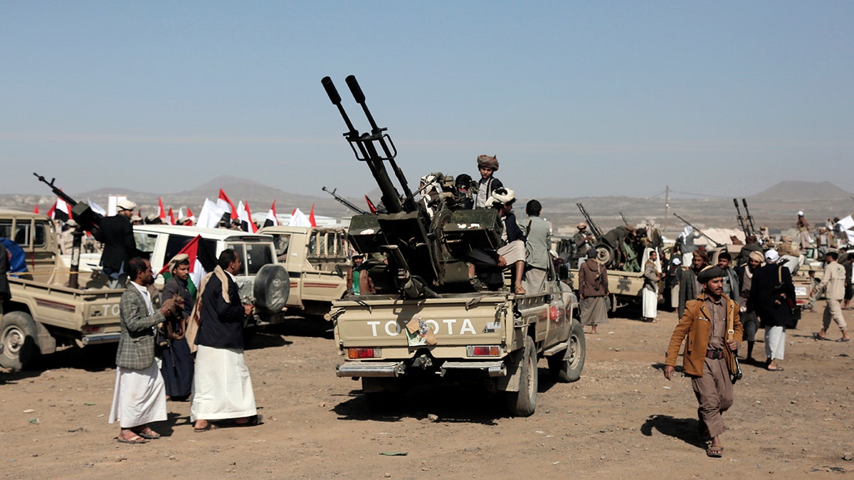 Houthi militants with heavy weaponry