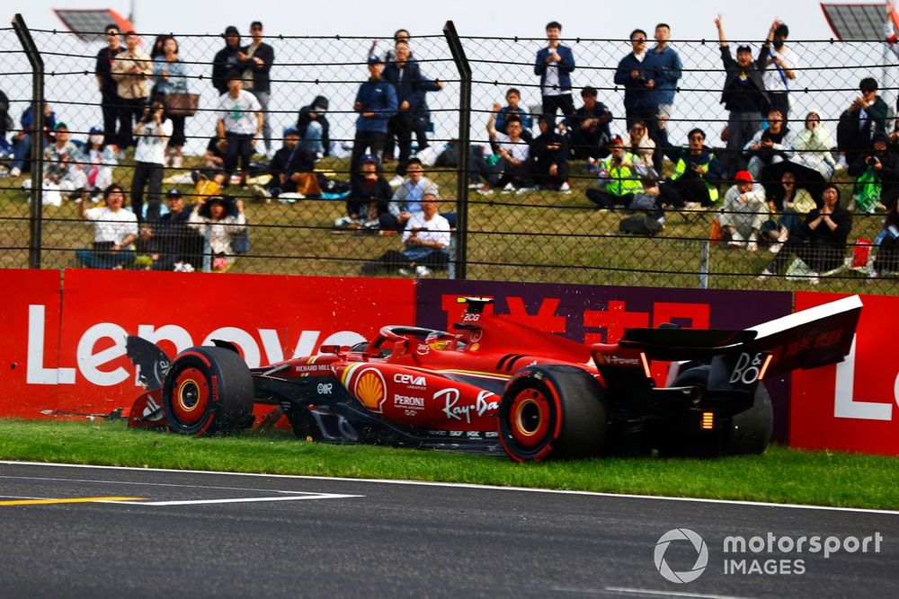 Carlos Sainz, Ferrari SF-24, spins out in Q2 causing car damage and a red flag